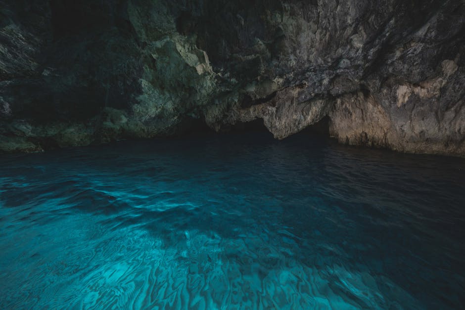 Turkoois water en donkere grotmuur van de Blauwe Grot op Capri