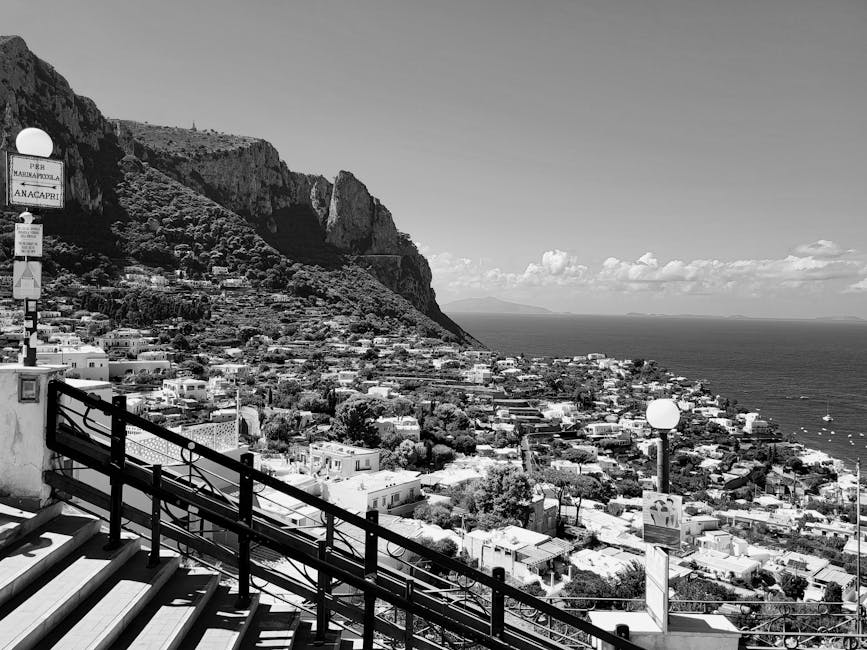 Vue en noir et blanc depuis des escaliers sur Anacapri et la mer