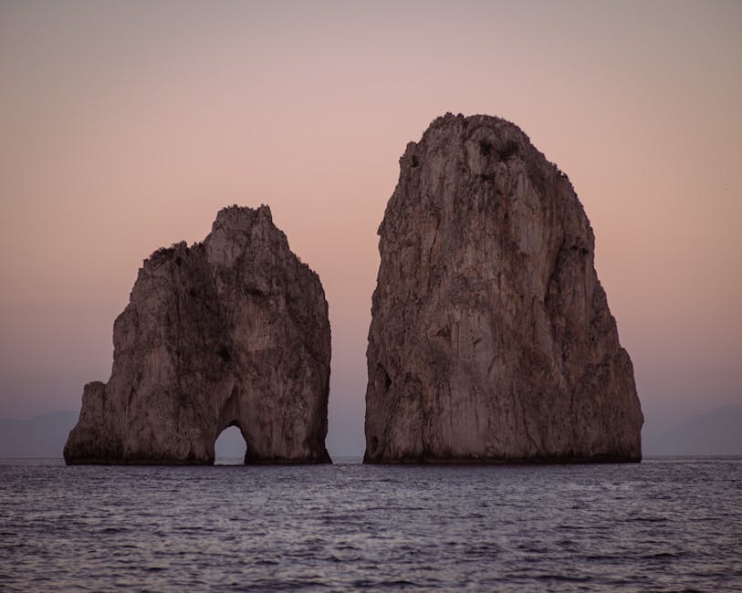Faraglioni-Felsen vor Capri bei sanftem Abendhimmel und ruhigem Meer
