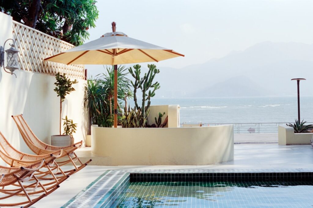 Terrazza con piscina e ombrellone e vista sul mare di Capri
