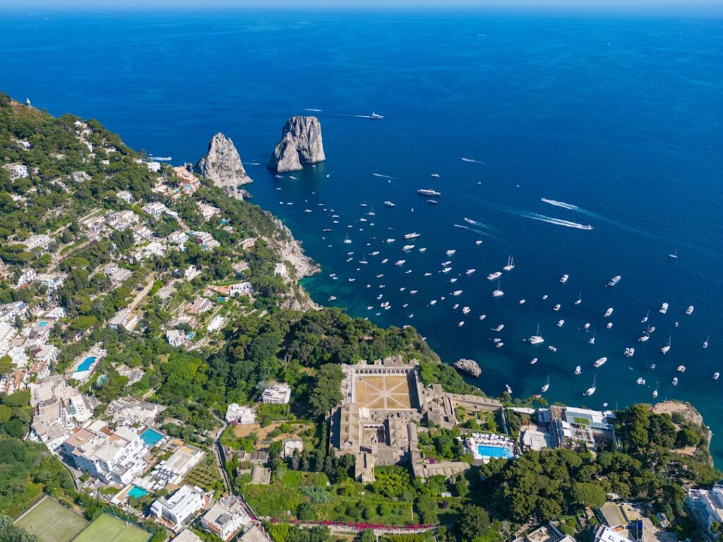 Luchtfoto van Capricaanse kust met vele boten en Faraglioni