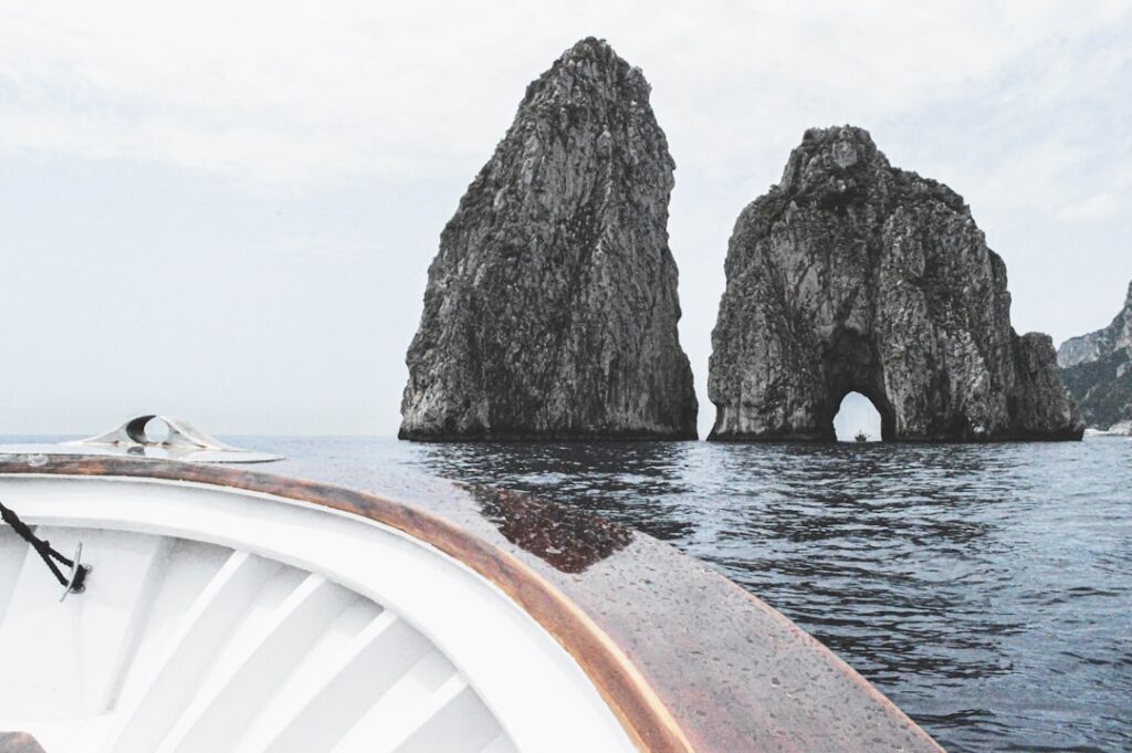 Boeg van boot naar de Faraglioni-rotsen bij Capri