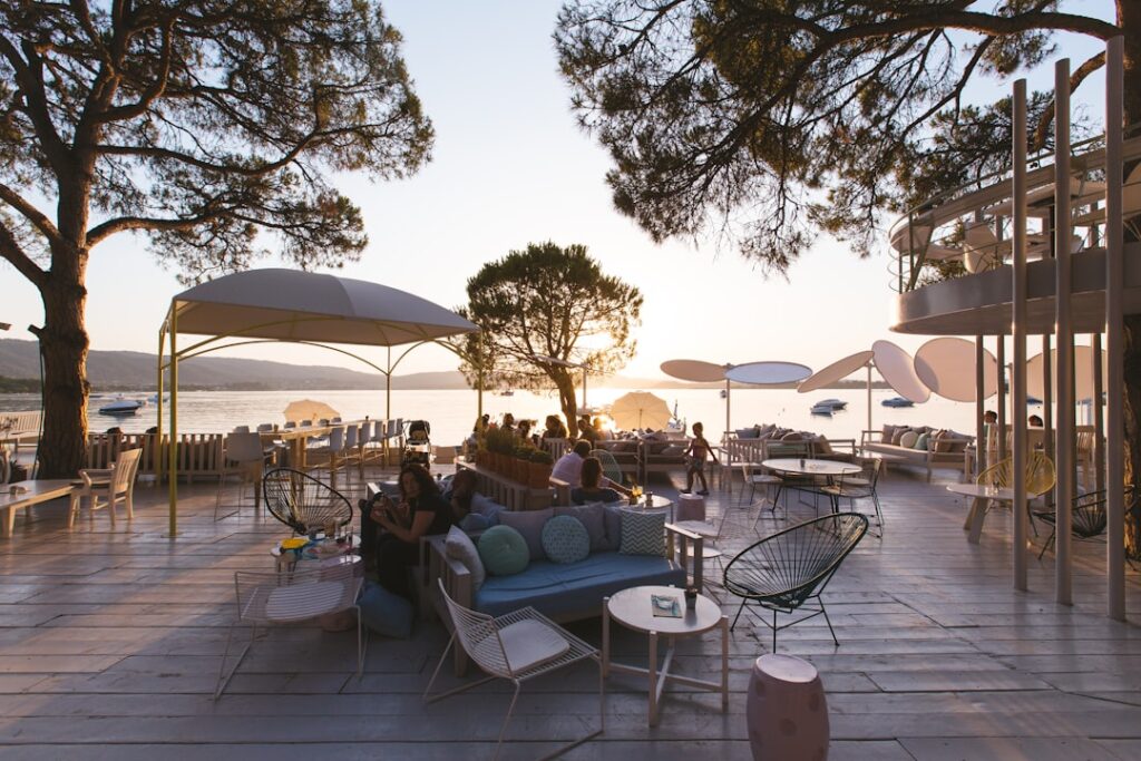 Terrazza lounge sul mare a Capri con divani e ombrelloni al tramonto