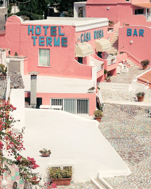 Façades roses de l'hôtel Casa Rosa et patio carrelé à Capri