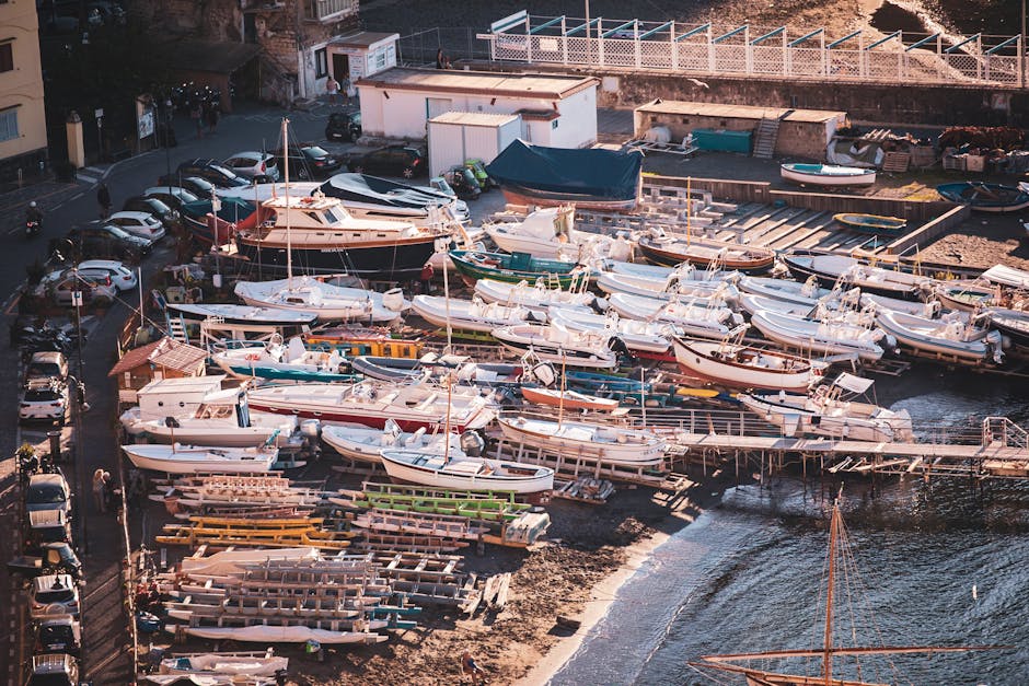 Talrijke boten op de kade en opslagplaatsen in Capri