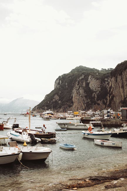 Barques et petits bateaux près des falaises rocheuses de Capri