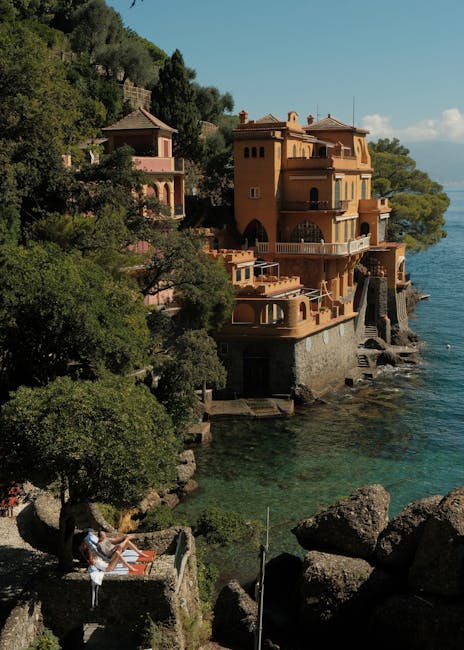 Okerkleurige villa's op klif boven helder water nabij Capri