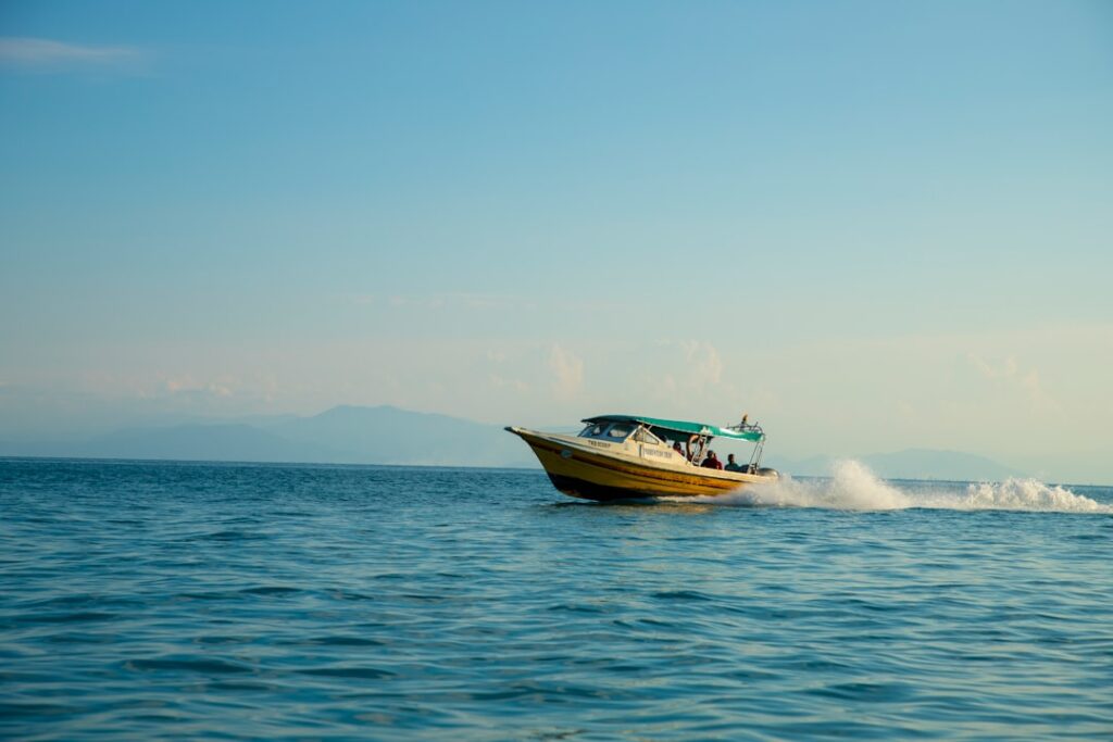 Privé motorboot dicht bij de kust van Capri