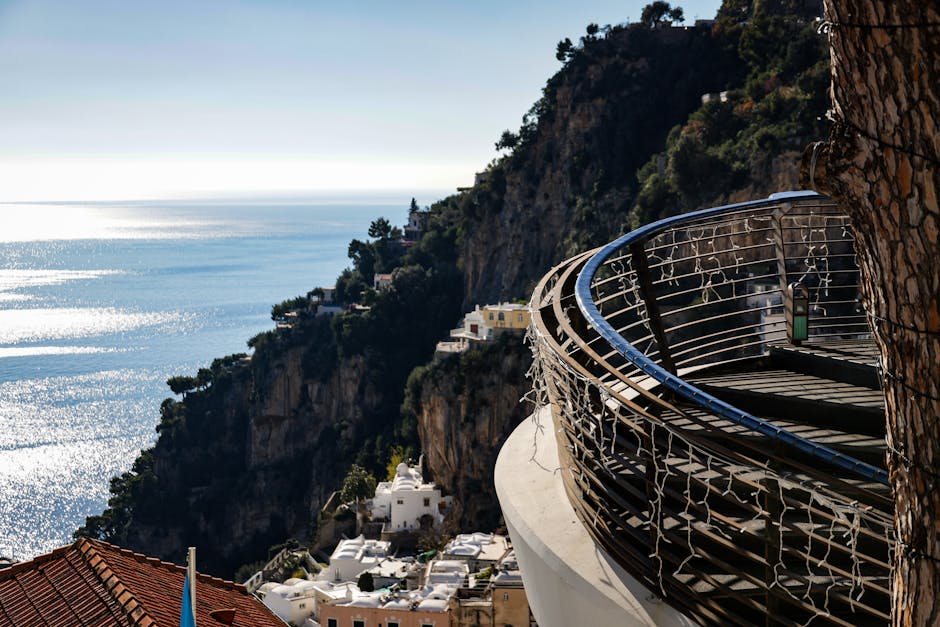 Terrazza panoramica con ringhiera curva affacciata sul mare e scogliere