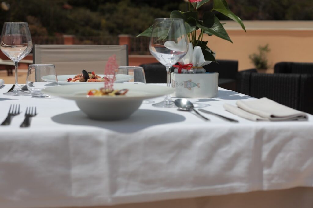Tavola apparecchiata sulla terrazza di un ristorante a Capri