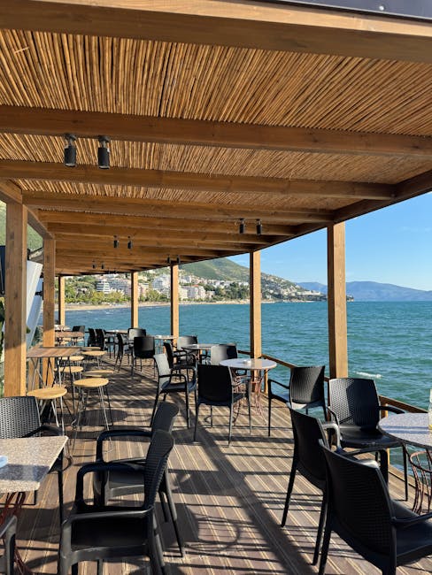 Holzterrasse eines Cafés über dem Meer mit Blick auf Capris Küste