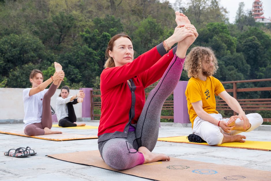 Yogasessie bij zonsopgang op een terras