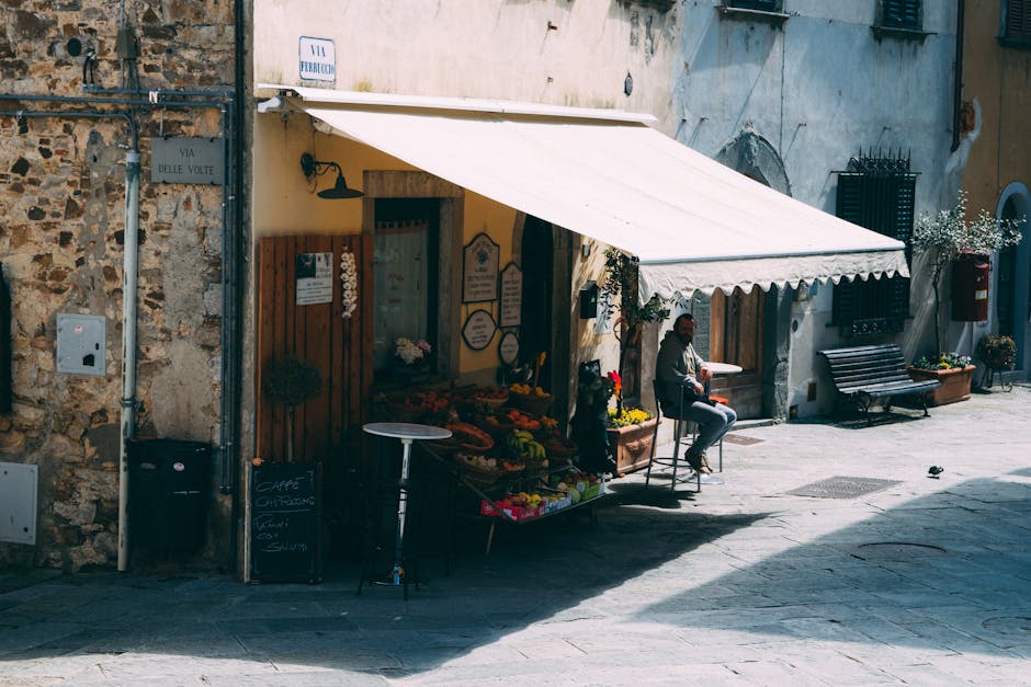 Via Camerelle und elegante Cafés