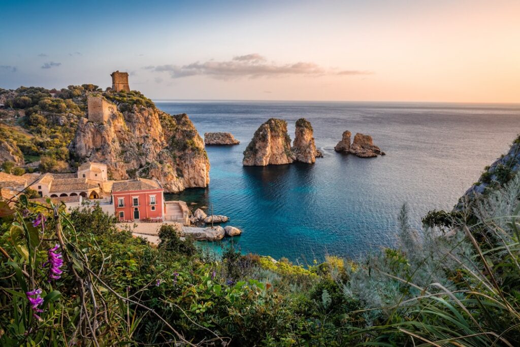 Rotsachtige baai met turkoois water bij Capri-kust
