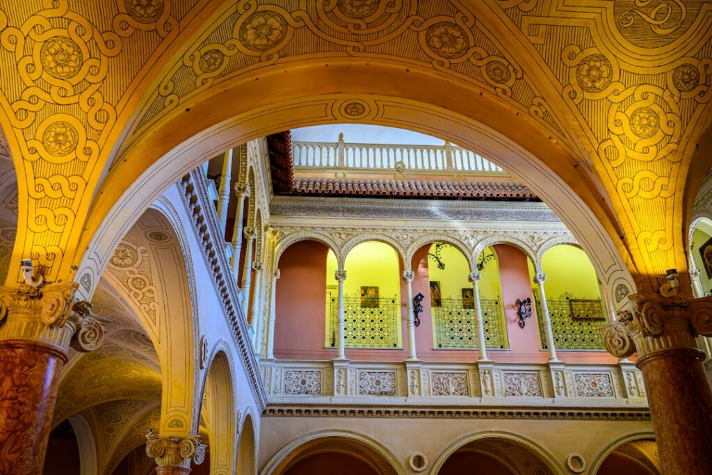 Voûtes ornées et galerie néo-classique d'une demeure historique à Capri