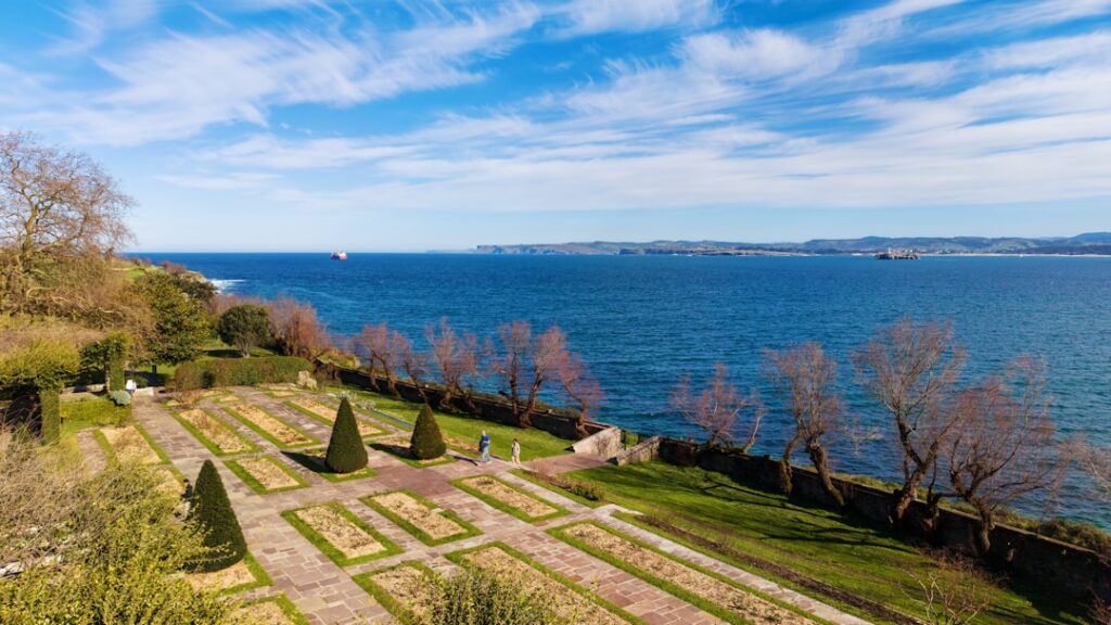 Giardino formale a terrazze affacciato sul mare blu di Capri