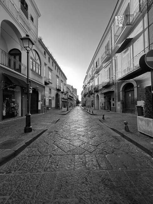 Leere gepflasterte Straße mit Balustraden und Laternen in Capri