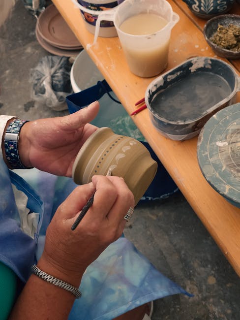 Handbemalte Keramik mit Küstenmotiven in einer Werkstatt in Anacapri