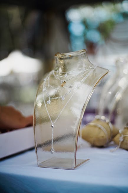 Mannequin présentoir avec colliers fins sur stand artisanal à Capri
