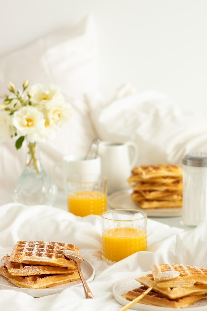 Ontbijt met wafels en sinaasappelsap op bed in een Capri-B&B