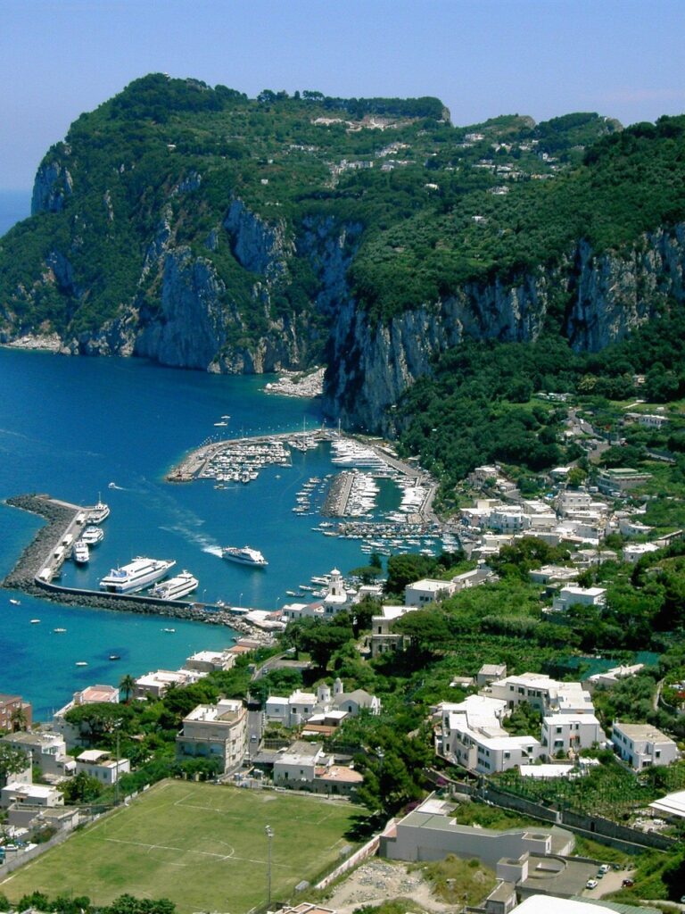 Wegweiser am Eingang der Augustusgärten auf Capri