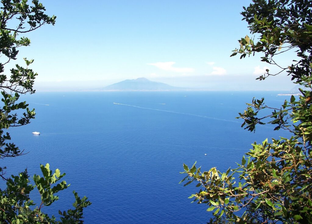 Panorama z Capri na morze i odległy Wezuwiusz w tle