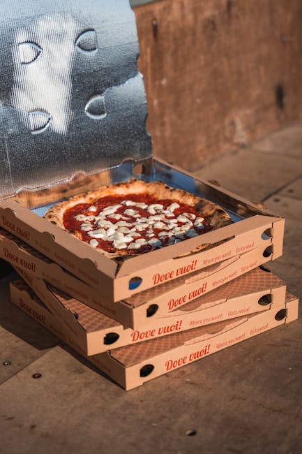 Stapels pizzadozen met verse pizza voor afhaal in Capri