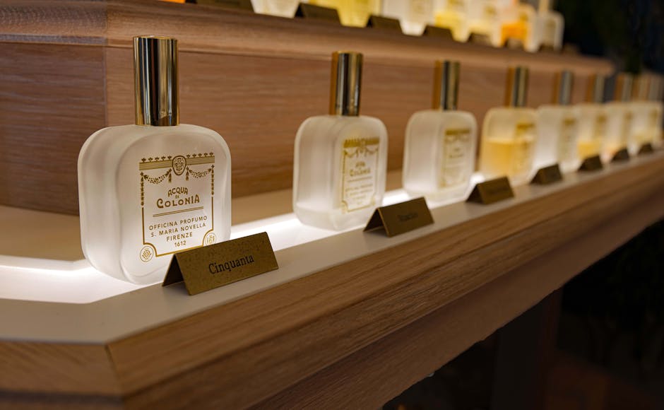 Flacons de parfum éclairés sur présentoir en boutique de Capri