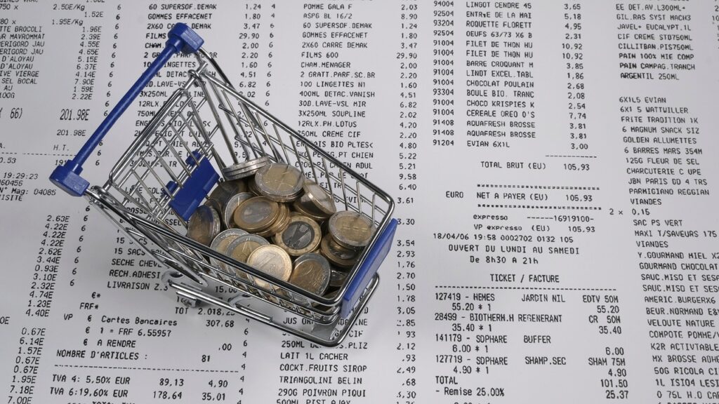 gezinsbudget planning met bonnetjes en notitieboekje in euro's