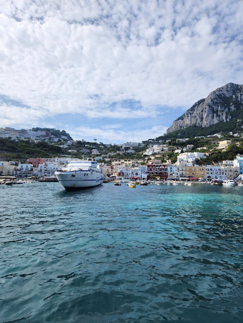 Haven van Capri met helder turquoise water en aangemeerde boten