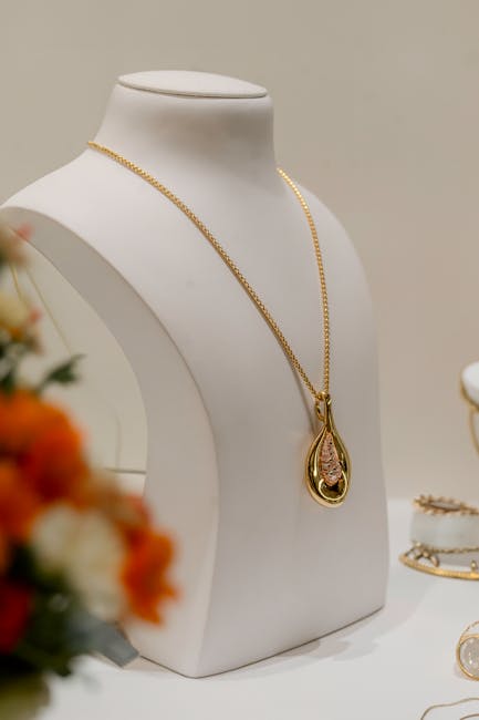 Goldene Halskette mit Koralle in einer Küstenboutique auf Capri