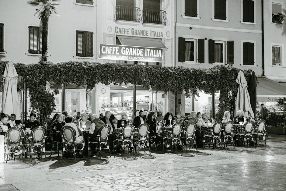 Terrasse animée du café à Capri, clients assis autour de tables