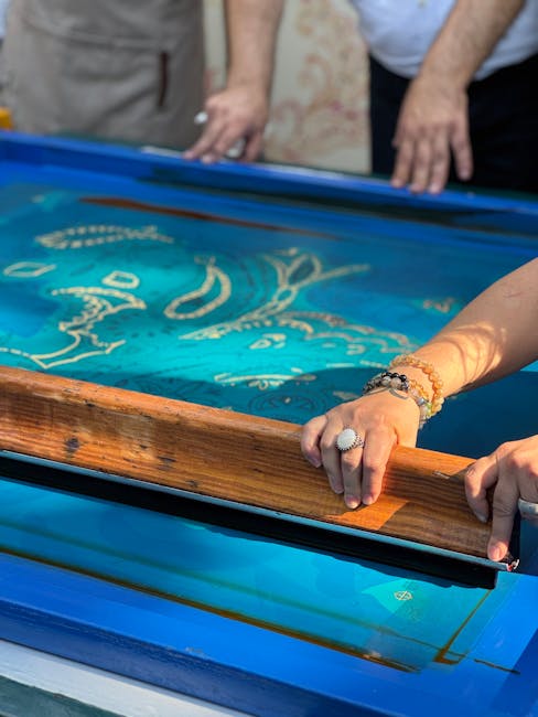 Artisan imprimant motif sur écran sérigraphique bleu à Capri