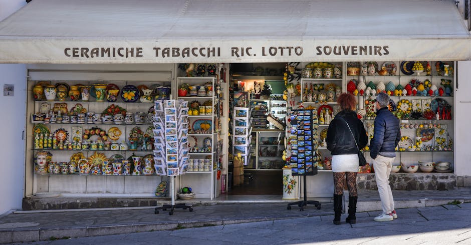 Façade boutique de souvenirs et céramiques à Capri avec clients regardant