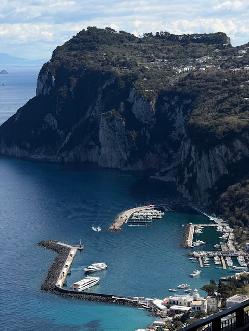 Vue aérienne du port de Capri, digues, bassins et petits yachts