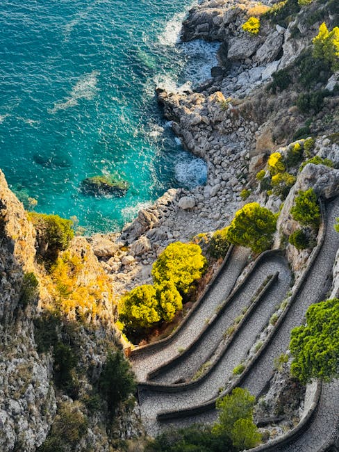 Via Krupp auf Capri: Serpentinen am steilen Hang über türkisem Meer