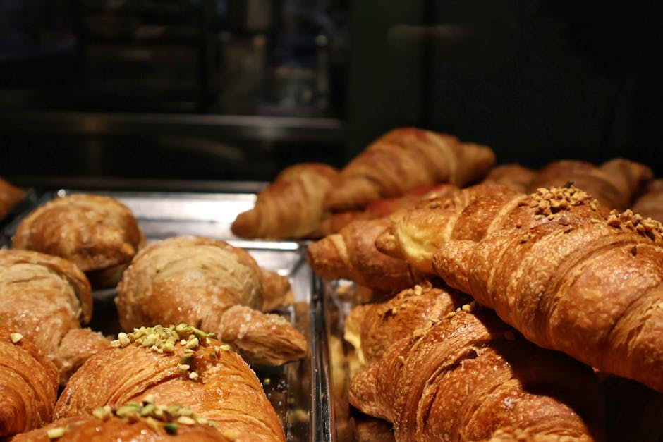 Vitrine garnie de croissants dorés servis dans un café de Capri