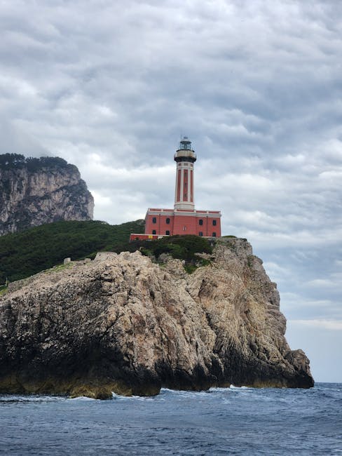 Phare de Punta Carena à Capri posé sur un promontoire rocheux
