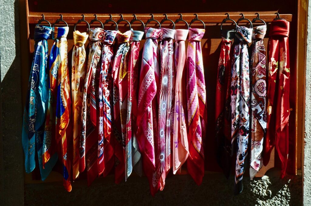 Bunte Seidenschals an Haken, aufgehängt in einem Laden auf Capri