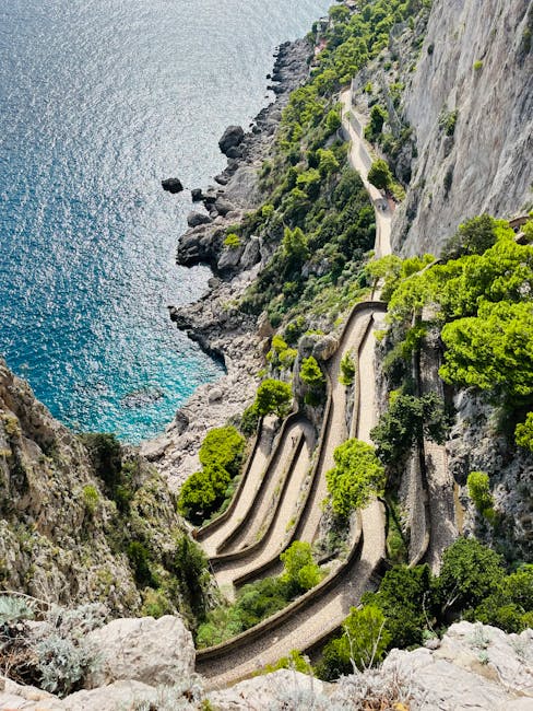 Schmale Serpentinenwege von Capri hinunter zur felsigen Küste und dem Meer