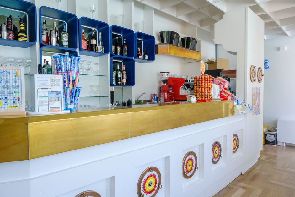 Comptoir moderne doré d'un café à Capri, étagères et machine