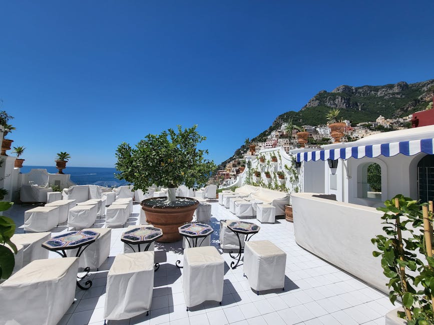 Helle Dachterrasse auf Capri mit weißen Sitzmöbeln und Meerblick