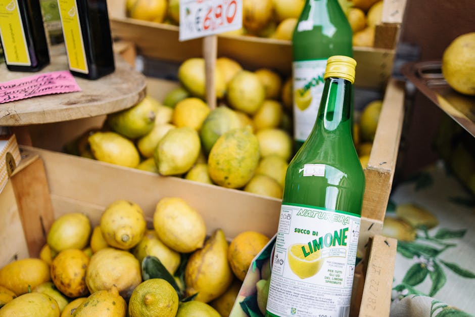 Marktstand auf Capri mit Kisten voller Zitronen und grüner Flasche