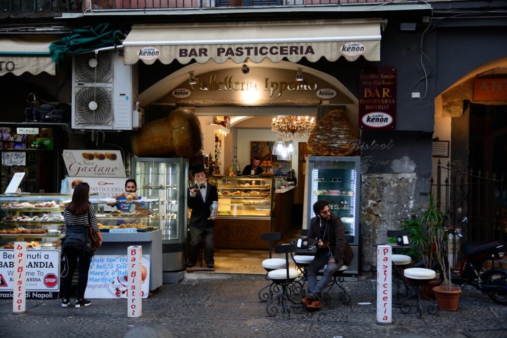 Façade d'une pasticceria à Capri, vitrines de pâtisseries et clients