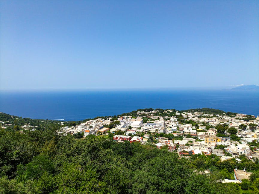 Panoramisch uitzicht over Capri met witte huizen en blauwe zee