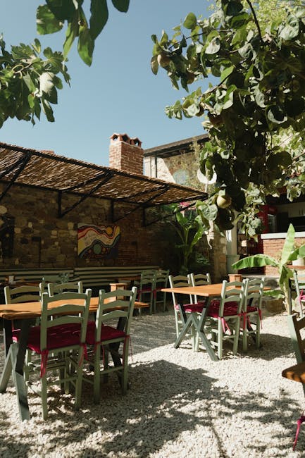 Schattiger Innenhof mit Tischen, Stühlen und Zitronenbaum auf Capri