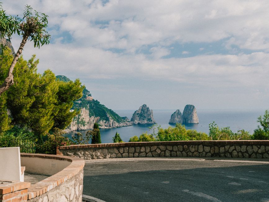 Virage panoramique avec les Faraglioni de Capri se détachant sur mer