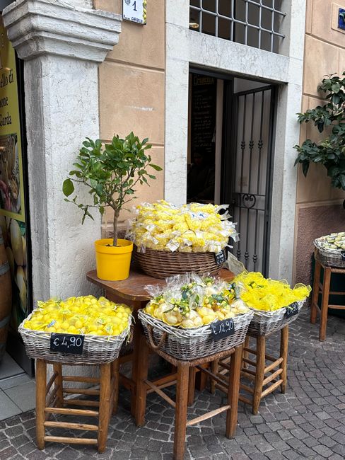 Marktstand mit hausgemachtem Limoncello auf Capri