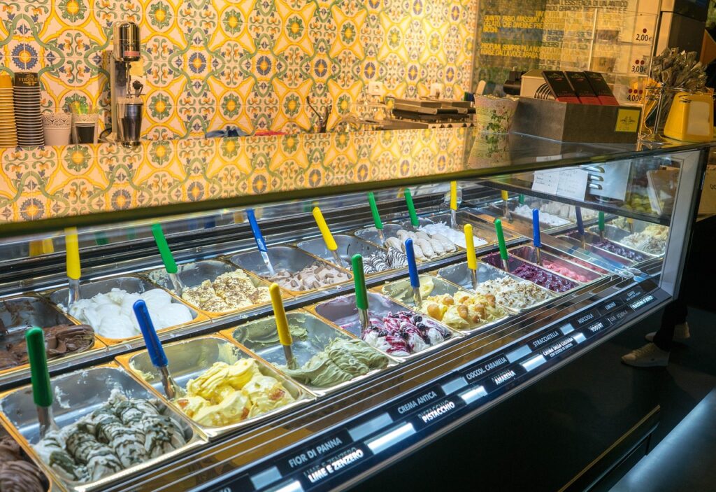 Vetrina di gelati artigianali a Capri con variegati gusti
