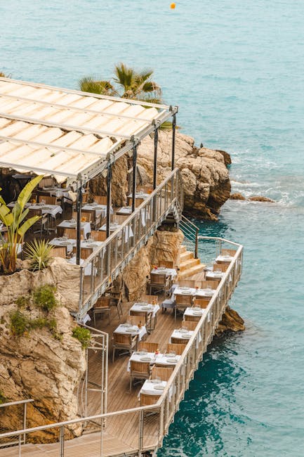 Terrassenrestaurant an Felsen über türkisem Meer bei Capri